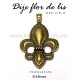 Dije flor de lis 7.2 cms x 4.5 cms