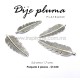 Dije pluma plateada 5.6 cms x 1.7 cms