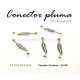 Dije conector pluma plateado 2.5 cms x 0.4 cms