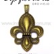 Dije flor de lis 7.2 cms x 4.5 cms