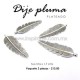 Dije pluma plateada 5.6 cms x 1.7 cms