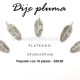 Dije pluma plateada 2.9 cms x 0.9 cms