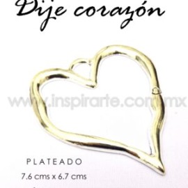 Dije corazón plateado 7.6 cms x 6.7 cms